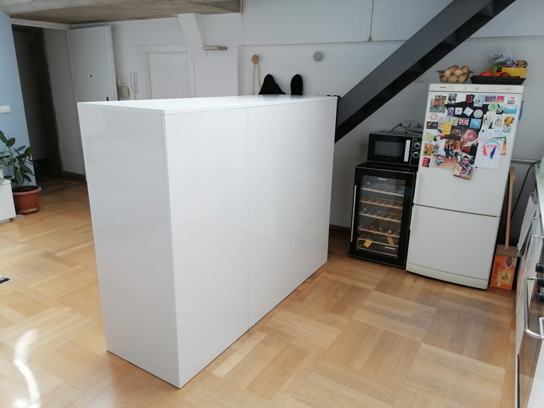 Madia bianco lucido come divisorio cucina.jpg