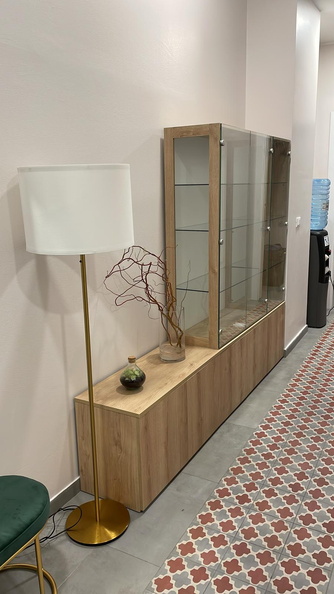 Mobile vetrinetta espositiva in rovere.jpg