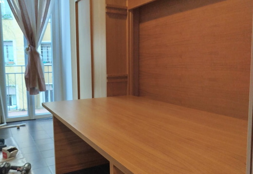 Mobile libreria in listellare rovere con piano ribaltabile a formazione letto