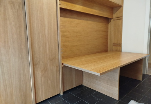 Mobile libreria in listellare rovere con piano ribaltabile a formazione letto
