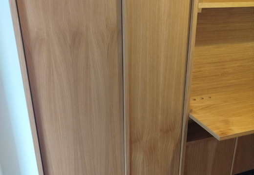 Mobile libreria in listellare rovere con piano ribaltabile a formazione letto