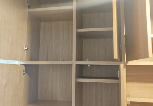 Mobile libreria in listellare rovere con piano ribaltabile a formazione letto