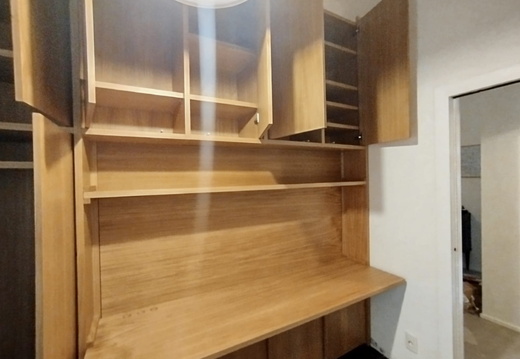 Mobile libreria in listellare rovere con piano ribaltabile a formazione letto