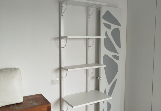 Libreria minimal con ripiani laccati