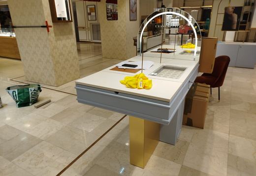 Realizzazione arredamento negozio di gioielli a Nizza. Pareti con tappezzeria e mobili laccati.