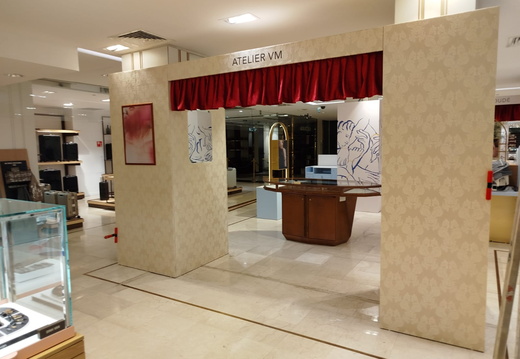 Realizzazione arredamento negozio di gioielli a Nizza. Pareti con tappezzeria e mobili laccati.