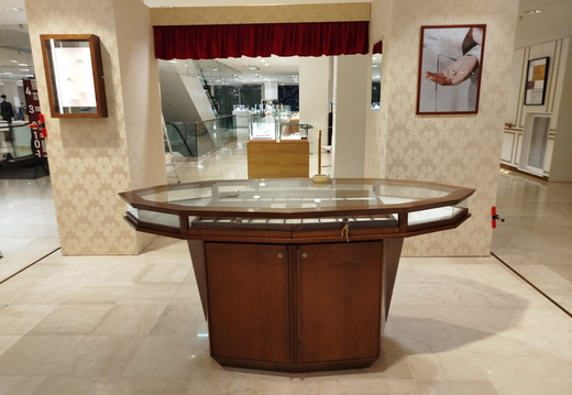 Realizzazione arredamento negozio di gioielli a Nizza. Pareti con tappezzeria e mobili laccati.