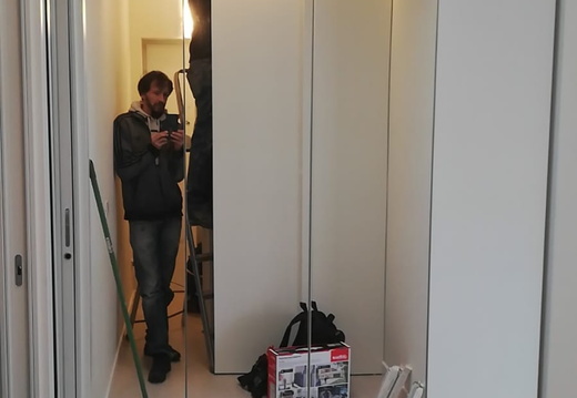 Mobile con struttura in nobilitato e ante con specchi.