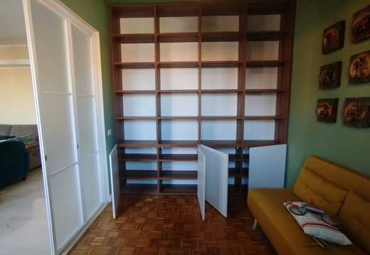 Libreria in noce con ante in nobilitato bianco nella parte inferiore