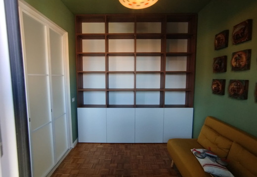 Libreria in noce con ante in nobilitato bianco nella parte inferiore