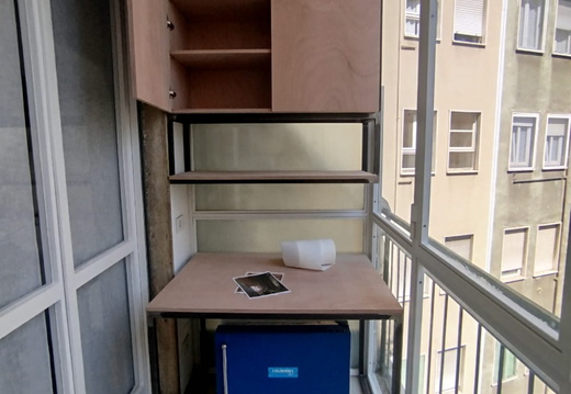 Tavolo più armadio con struttura in ferro parti in legno di ekumé.