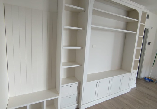 Libreria in stile laccata RAL 9010.