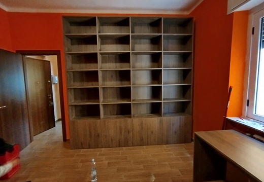 Libreria in noce scuro con antine nella parte inferiore