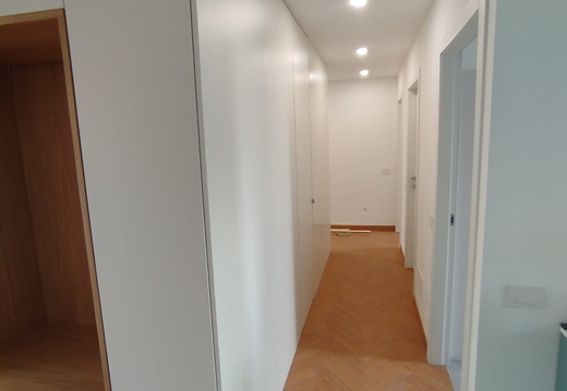 Armadio Divisorio Laccato con Dettagli in Rovere