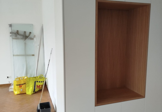 Armadio Divisorio Laccato con Dettagli in Rovere