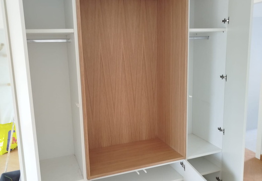 Armadio Divisorio Laccato con Dettagli in Rovere