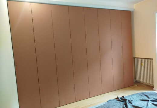 Armadio su misura con ante color mattone e interni organizzati